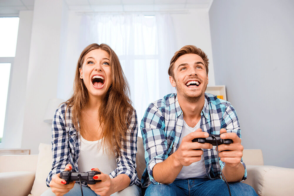 How-To-Ask-a-Girl-Out-Over-Text-Man-And-Woman-Playing-Video-Games
