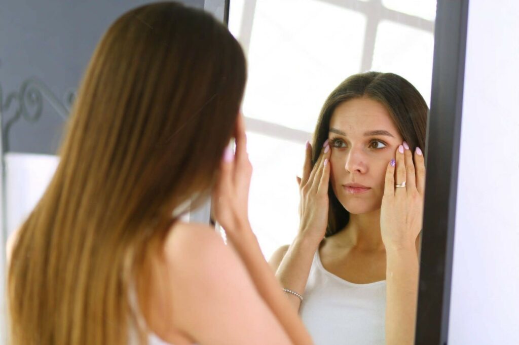 The-Reason-Most-Men-Fail-With-Women-Woman-Looking-At-Herself-In-The-Mirror