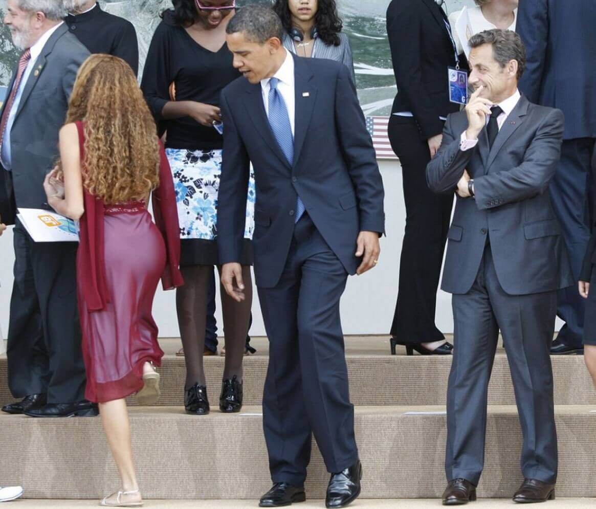 How to create sexual tension – President Obama is checking a woman out