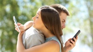 Online Dating vs Traditional Dating: What’s better for single guys?
